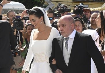 Le diadème que Bárbara Mirjan regarde à peine sur son mariage
