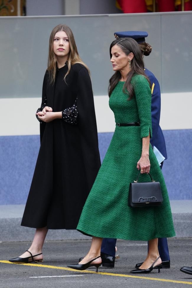 La reine Letizia dans une robe en tweed vert.