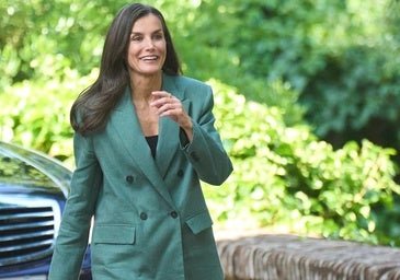 Un costume veste et pantalon est indispensable et ce sont les modèles les plus élégants et les plus portables que porterait la reine Letizia.