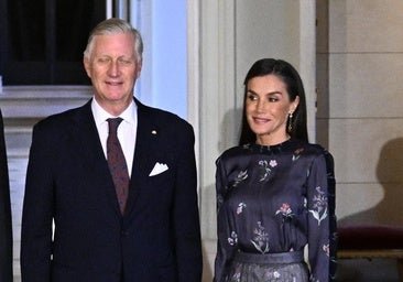 La reine Letizia réédite une belle robe Armani en Belgique : jupe plissée et accessoires rouges
