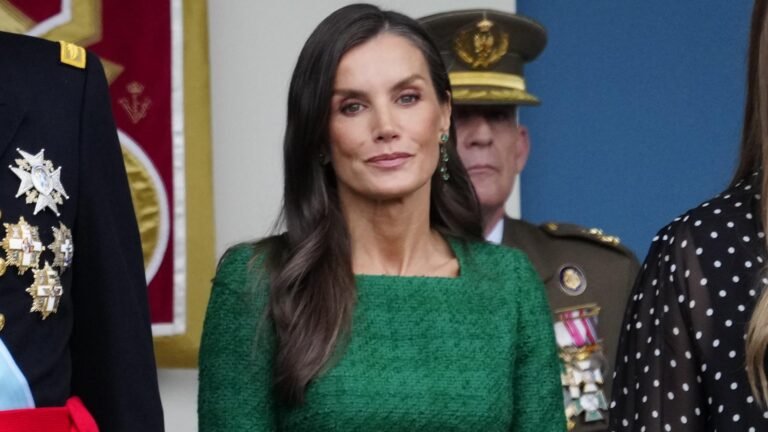 La reine Letizia, pure élégance le jour de Columbus Day avec une robe en tweed vert et des boucles d'oreilles émeraude
