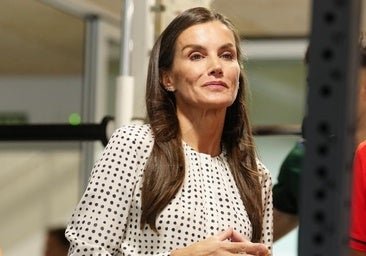 La reine Letizia a le look parfait pour le quotidien : une blouse virale et le pantalon le plus confortable