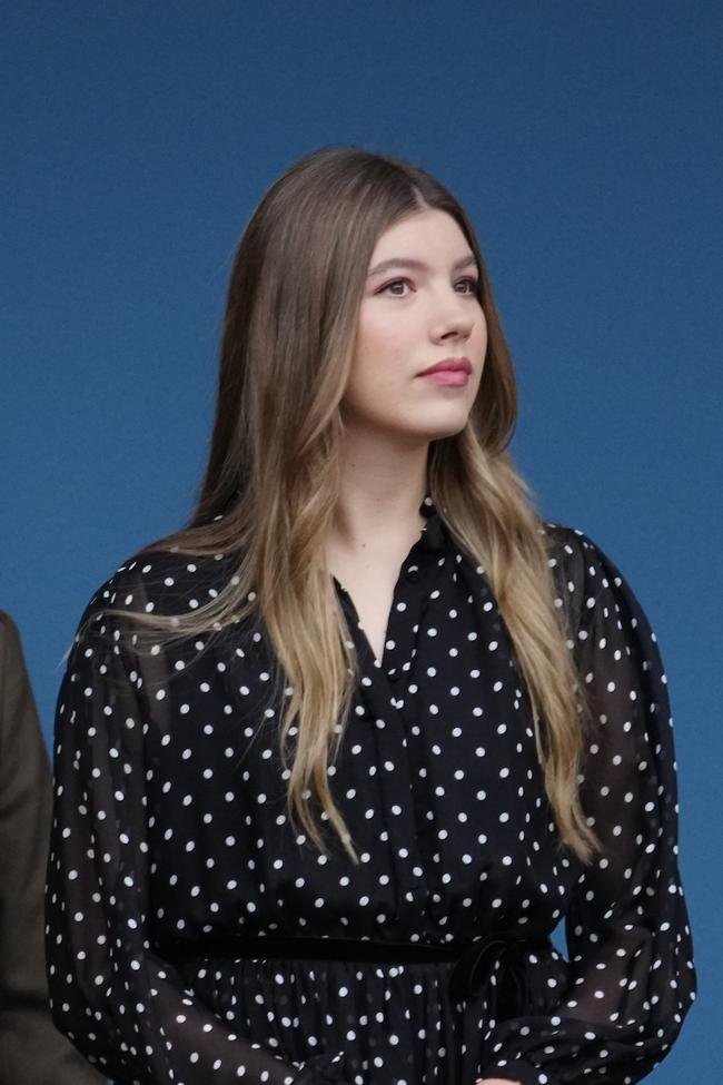 Infanta Sofía dans une robe à imprimé à pois noirs et blancs.