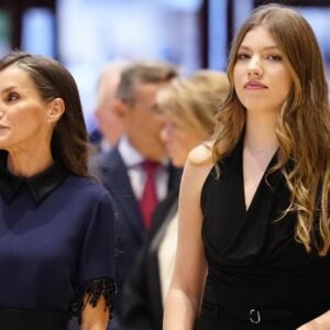Infanta Sofía balaye Oviedo avec une combinaison noire à décolleté dos nu et des bijoux tendance