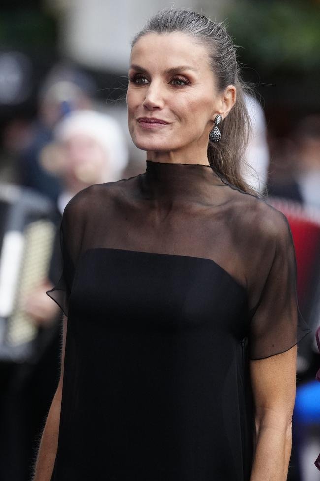 La reine Letizia a porté une élégante queue de cheval mi-longue.