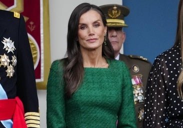 La reine Letizia, pure élégance le jour de Columbus Day avec une robe en tweed vert et des boucles d'oreilles émeraude