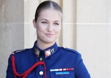 La princesse Leonor fait sensation à San Javier avec son nouvel uniforme bleu : arc poli, gants blancs et premier contact en tant que pilote