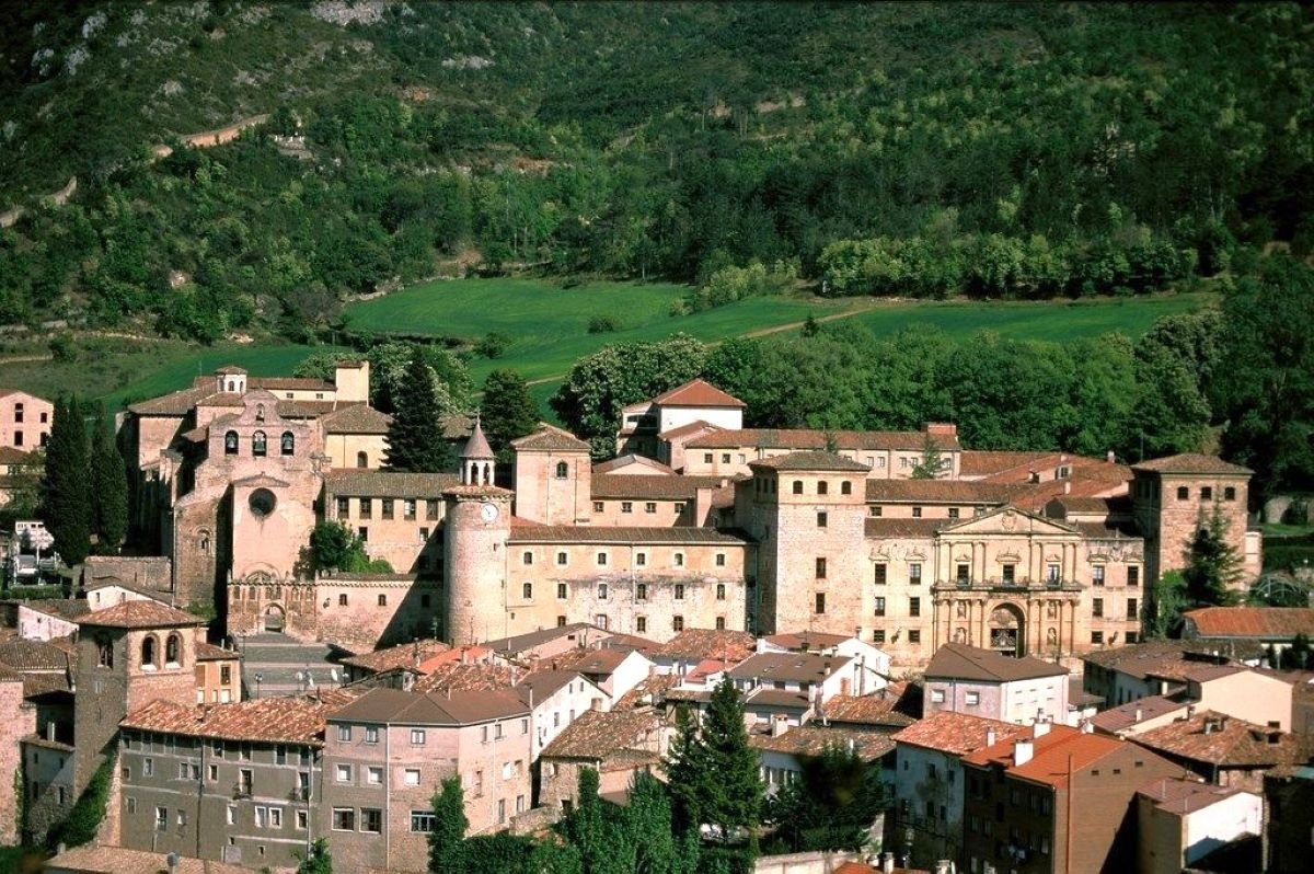 Une promenade le long de la route qui traverse les gorges de la rivière Oca jusqu'à la ville d'Oña