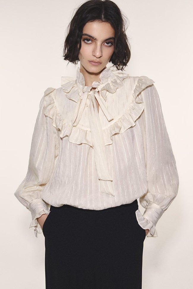 Chemise blanche avec nœud Sfera (29,99 euros)