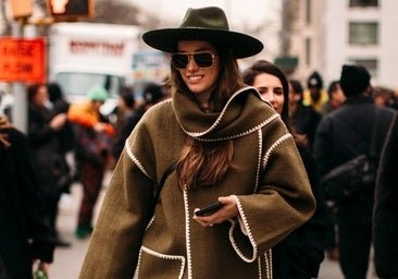 Des manteaux avec une écharpe, voilà comment se porte la tendance qui déferle : nos coups de coeur pour l'hiver