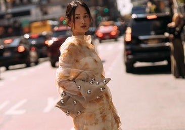 Des robes romantiques et élégantes pour continuer à porter l'imprimé fleuri en automne