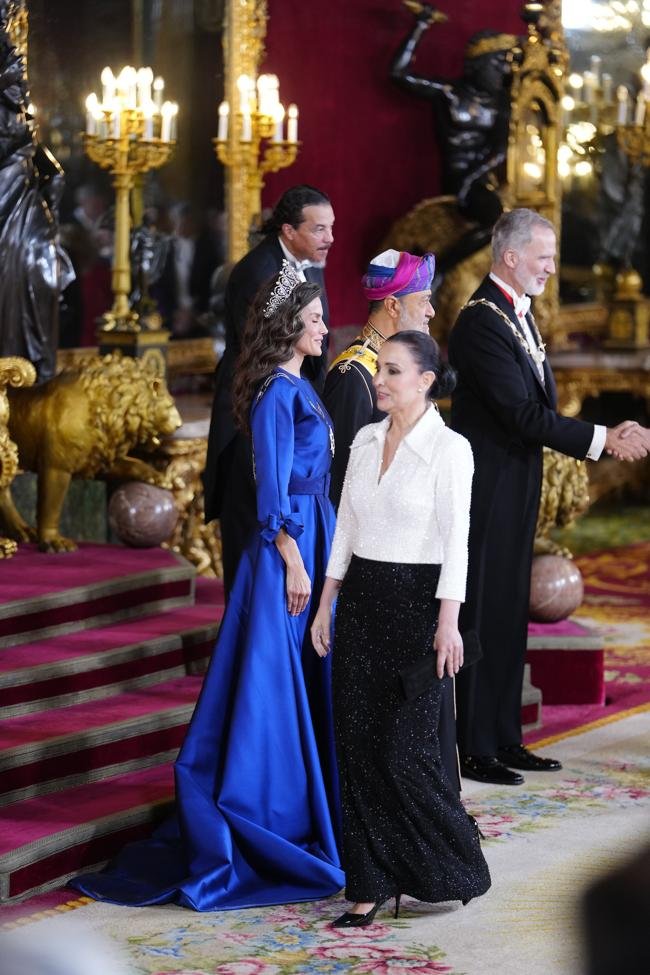 Cruz Sánchez de Lara, lors du baiser de la main lors du dîner de gala en l'honneur du sultan d'Oman qui s'est déroulé au Palais Royal.