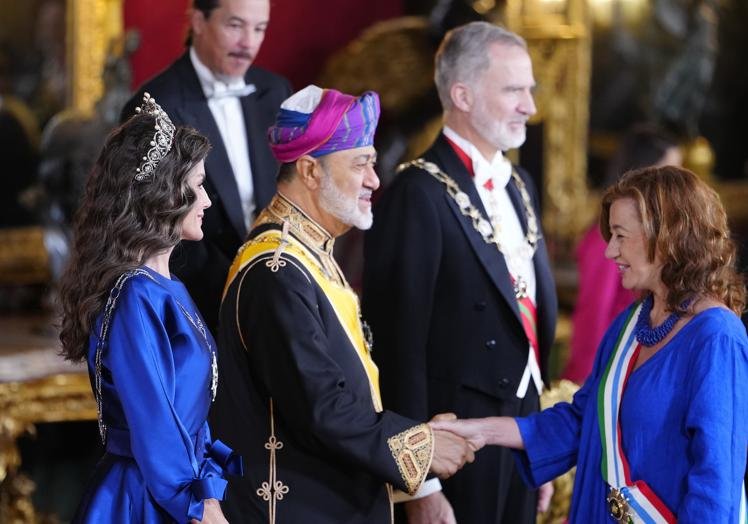 Francina Armengol, présidente du Congrès des députés, a salué le sultan d'Oman par un baiser de main avant le dîner de gala.