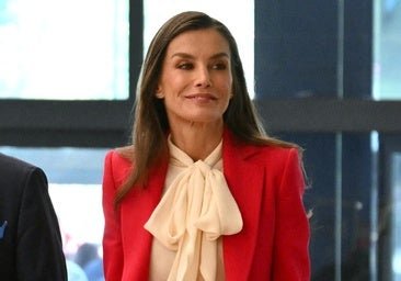 Letizia triomphe à Rome avec la combinaison la plus romantique d'un costume sur mesure et d'un sac hommage
