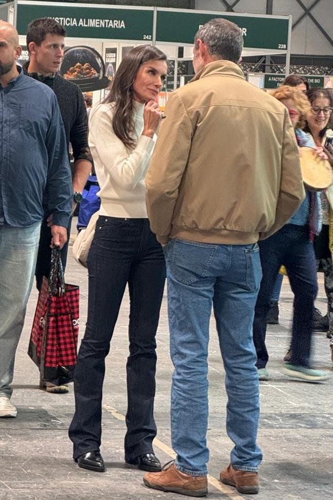 Letizia portait un look confortable avec un jean et un pull.
