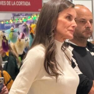 Letizia fait du shopping durable avec un pantalon évasé noir et un pull beige