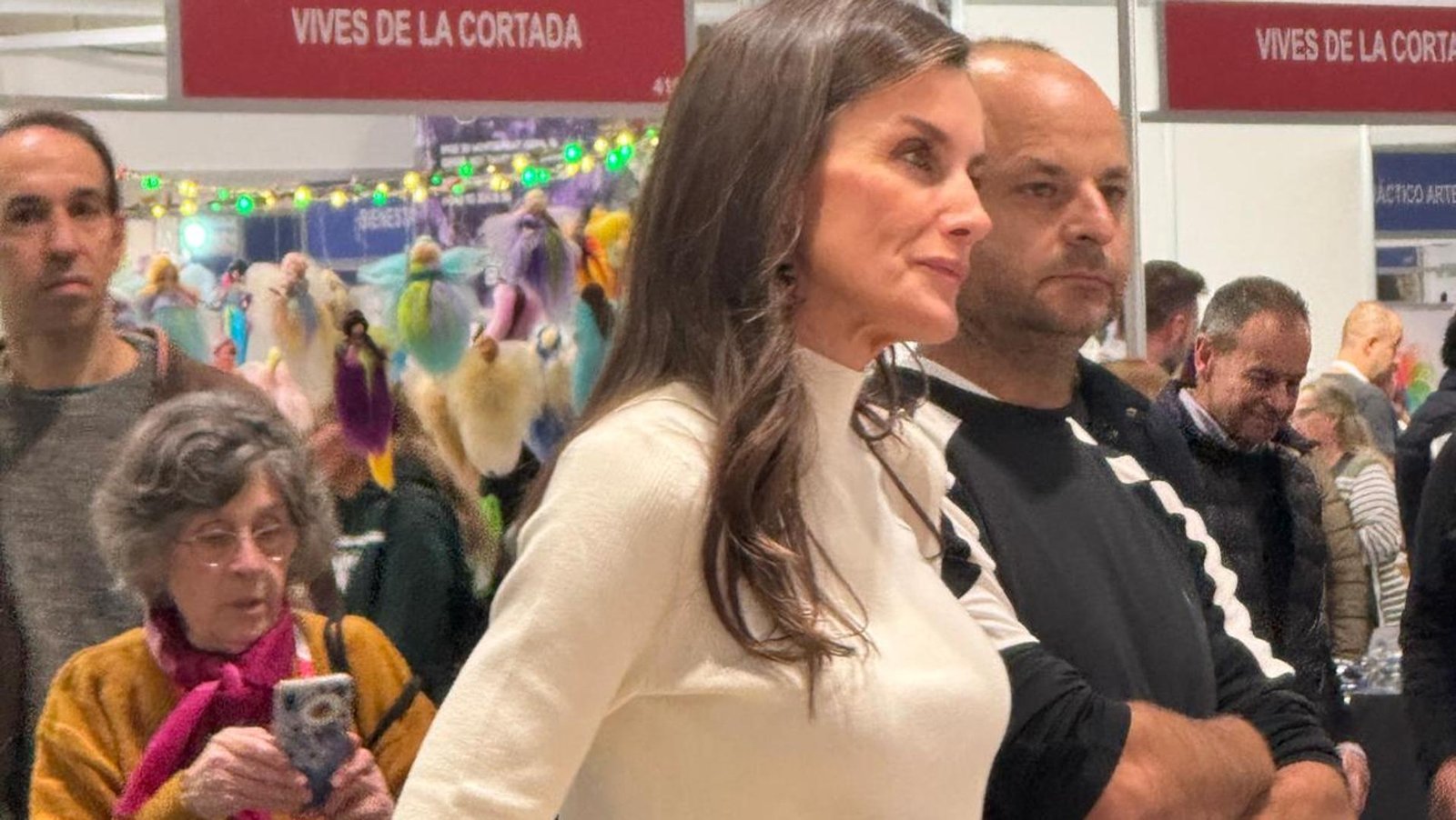 Letizia fait du shopping durable avec un pantalon évasé noir et un pull beige