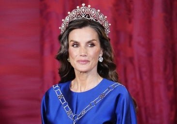 La reine Letizia surprend avec son look de gala le plus frappant : elle porte une robe bleue, enfile des chaussures plates et choisit son diadème russe préféré