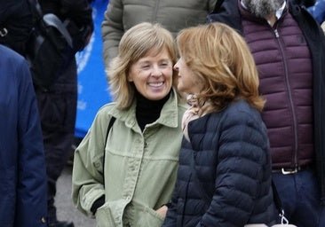 Marta Carazo, secrétaire de la reine Letizia, démontre le pouvoir de la veste saharienne lors de sa visite à la Ville exemplaire des Asturies