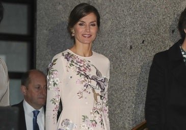 Une robe inspirée de la porcelaine et d'autres vêtements orientaux que la reine Letizia pourrait sauver lors de son voyage d'État en Chine