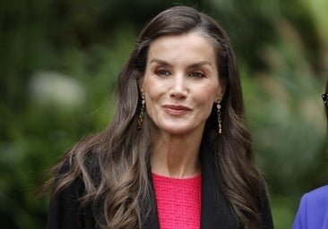Premier look de la reine Letizia en Chine : elle répète la spectaculaire robe en tweed rose