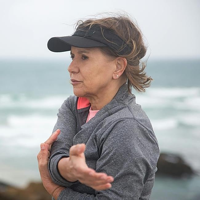 Femme exerçant à l’extérieur.