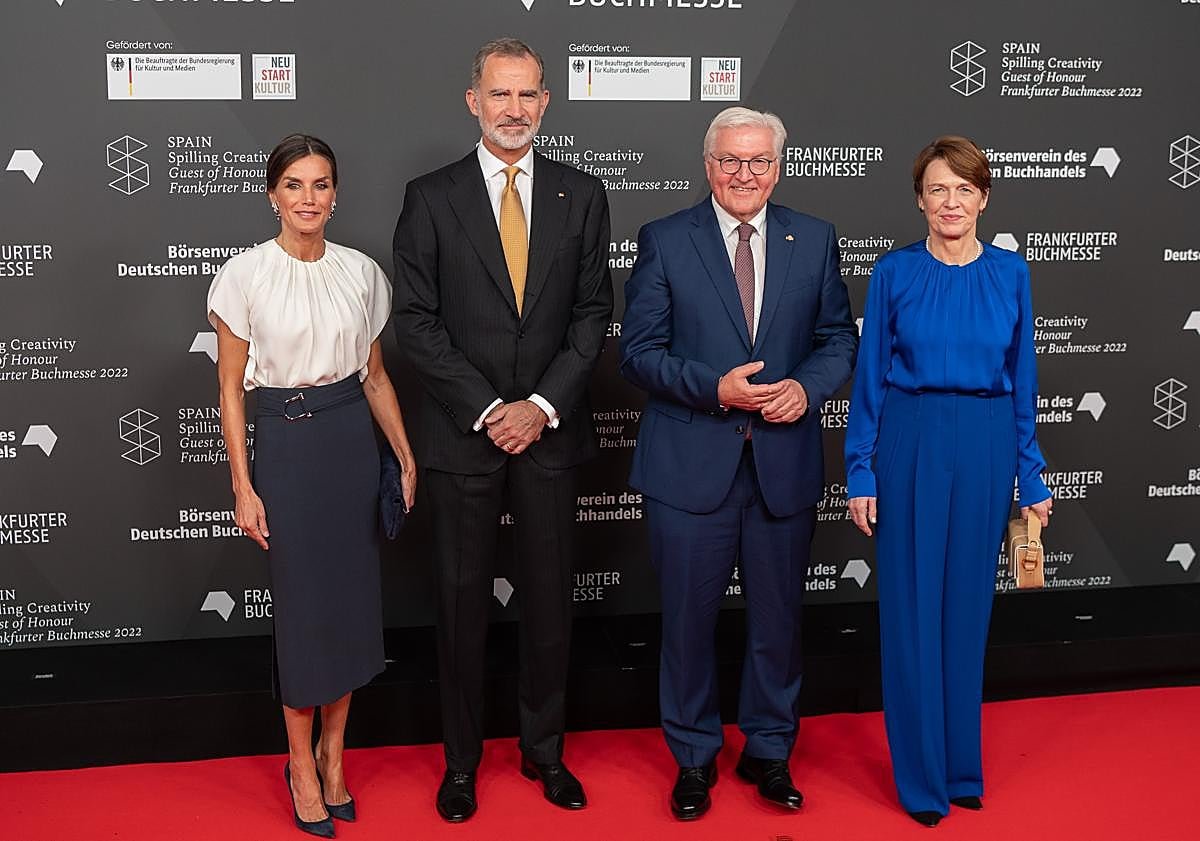 Image principale - La présentation spectaculaire des looks de la reine Letizia lors de son dernier voyage en Allemagne : de sa plus belle robe de gala aux boucles d'oreilles de Sofia