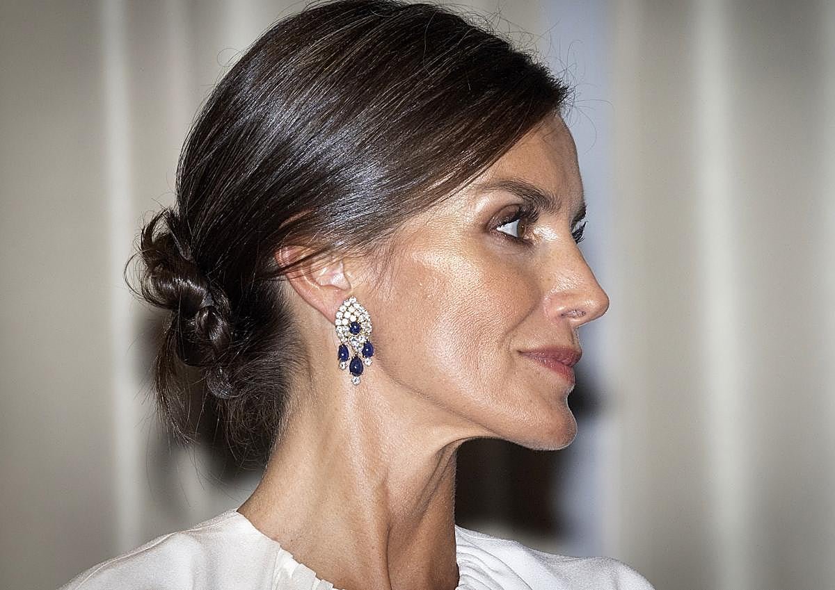 Image secondaire 1 - La présentation spectaculaire des looks de la reine Letizia lors de son dernier voyage en Allemagne : de sa plus belle robe de gala aux boucles d'oreilles de Sofia
