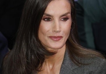 La reine Letizia présente le costume Massimo Dutti à prix réduit le plus élégant : une veste ceinturée et un pantalon ajusté