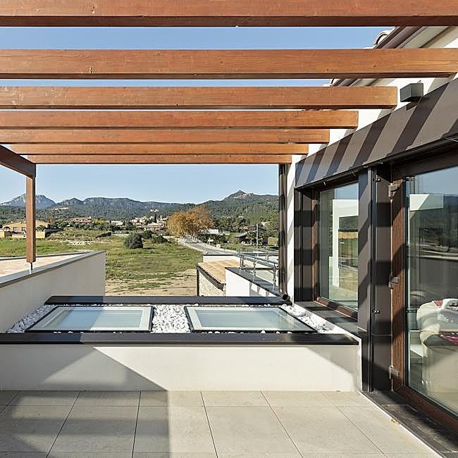 Certifiée Passive House PLUS, cette maison signée ERA Architects est quasiment indépendante de l'énergie électrique et offre une qualité d'air intérieur optimale.