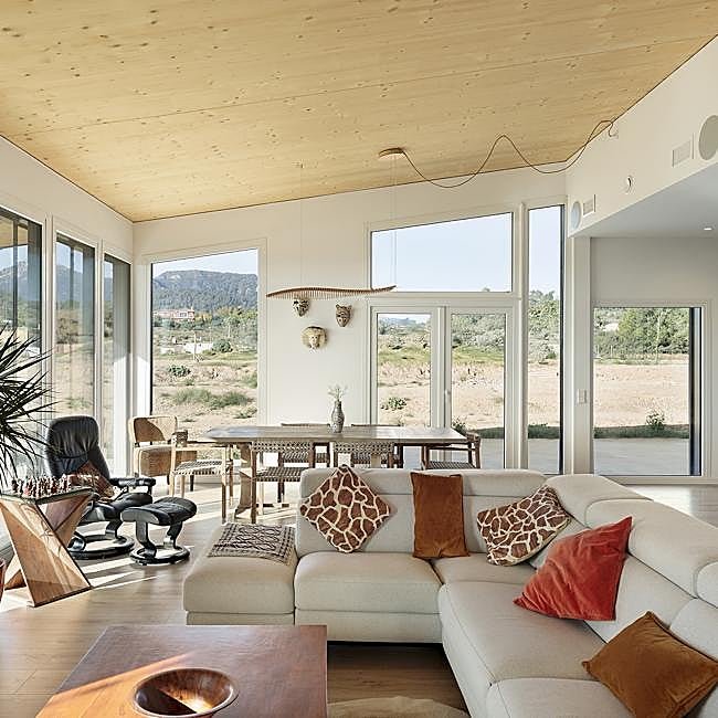 Fabriquée en bois massif, cette maison passive certifiée PLUS par ERA Architects est quasiment autosuffisante en électricité et dispose d'un système de recyclage des eaux grises.