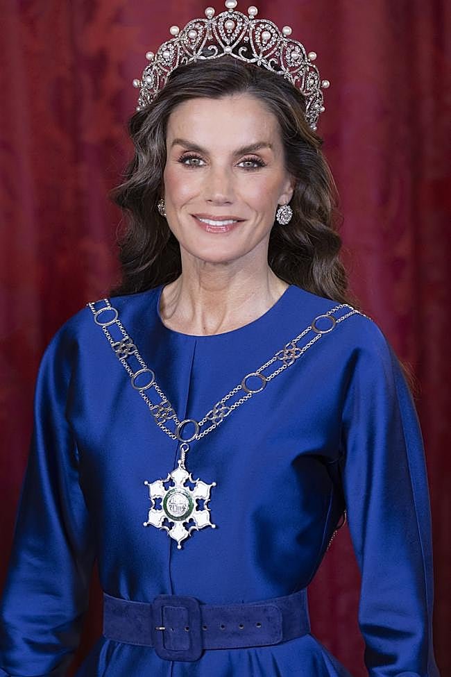 La reine Letizia a surpris ce mois de novembre en portant un diadème les cheveux détachés.