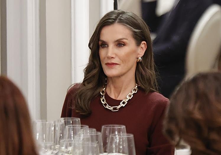La reine Letizia portait un superbe collier Parfois lors des Francisco Cerecedo Awards.