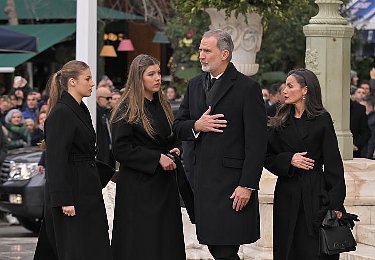 Les rois se rendirent aux funérailles accompagnés de la princesse Leonor et de l'infante Sofia.
