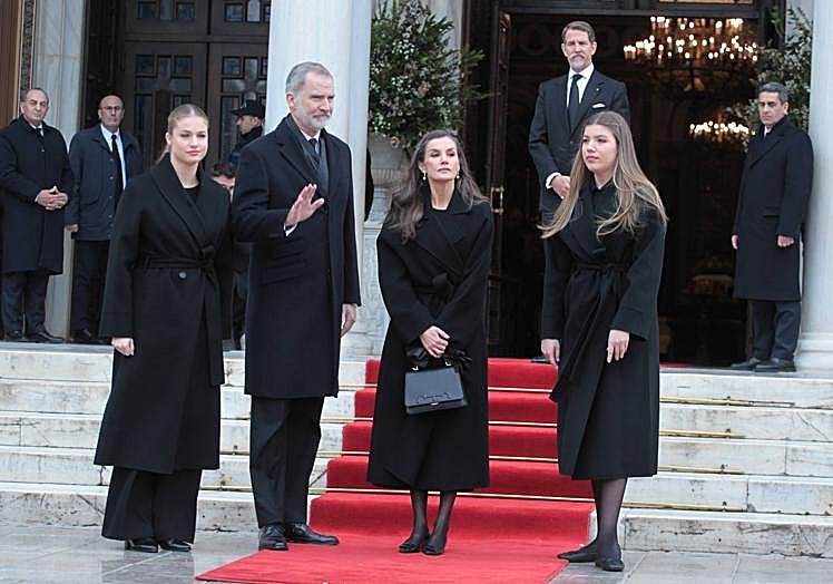 La reine Letizia a choisi des vêtements noirs avec un sac Carolina Herrera.