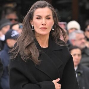 Le deuil rigoureux de Letizia et son manteau noir à double boutonnage parlent aussi de la tragédie de Cordoue