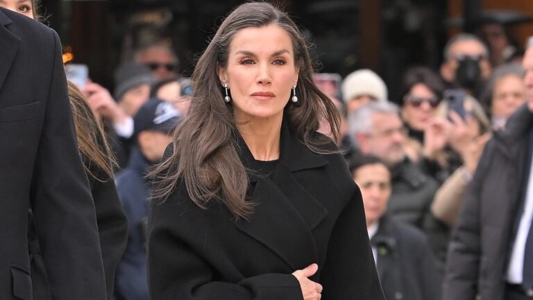 Le deuil rigoureux de Letizia et son manteau noir à double boutonnage parlent aussi de la tragédie de Cordoue