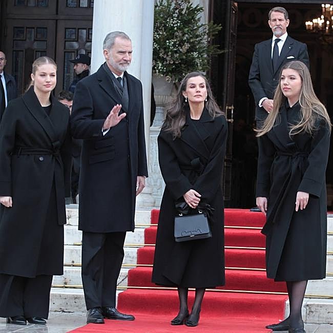 Les rois d'Espagne avec leurs filles à l'entrée des funérailles d'Irène de Grèce.