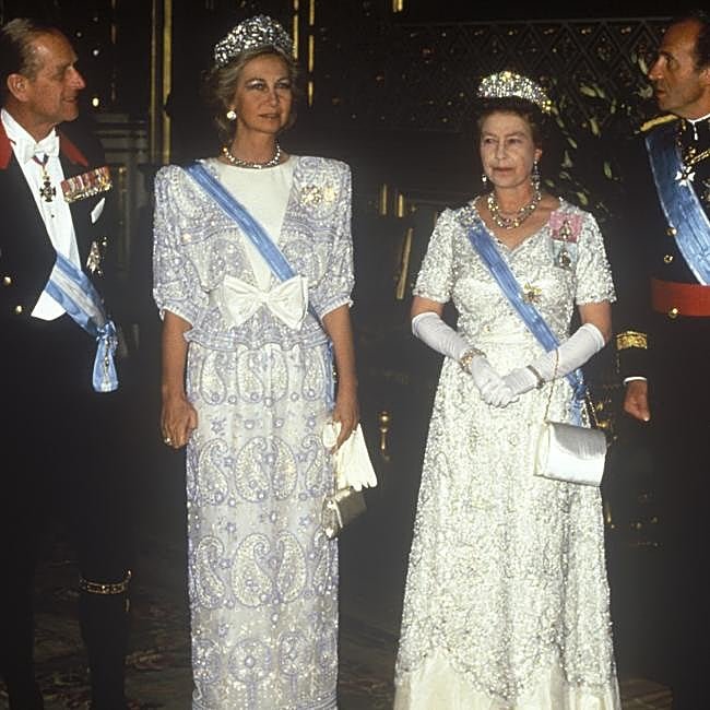 La reine Sofia portait une robe Valentino richement brodée lors d'un dîner de gala à Windsor en avril 1986.