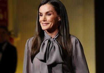 La reine Letizia surprend aux Zenda Awards : elle répète le chemisier Hugo Boss et le pantalon Sybilla