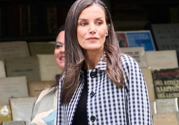 La marque préférée des Françaises a mis en vente le manteau le plus spécial de la reine Letizia