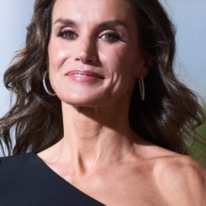 Sept robes noires des ventes de la reine Letizia : on copie ses modèles les plus élégants