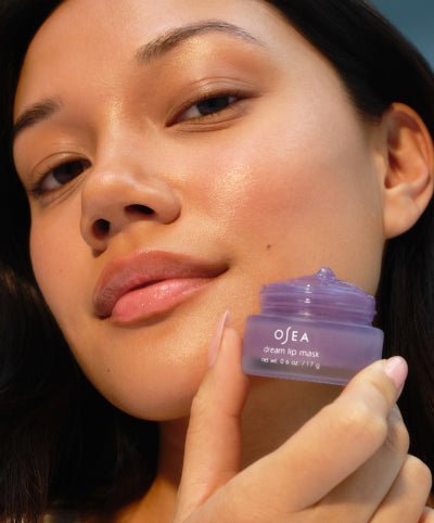 Modèle avec masque à lèvres