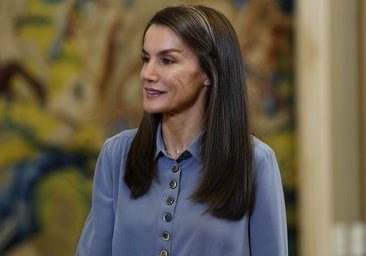 La reine Letizia rejoint la couleur tendance du printemps avec un chemisier Antik Batik qui résout n'importe quel look
