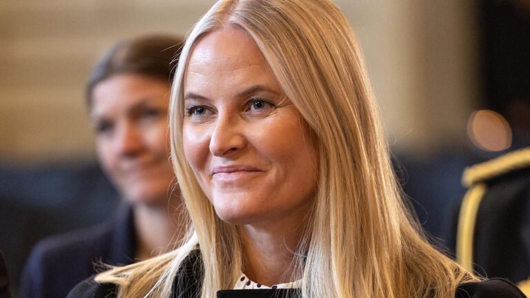 Mette-Marit dans les cordes : elle a menti pour rendre visite à Epstein à New York
