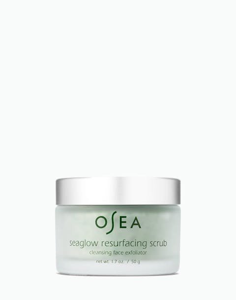 OSEA Seaglow Resurfacing Scrub dans un pot vert givré avec couvercle argenté sur fond blanc
