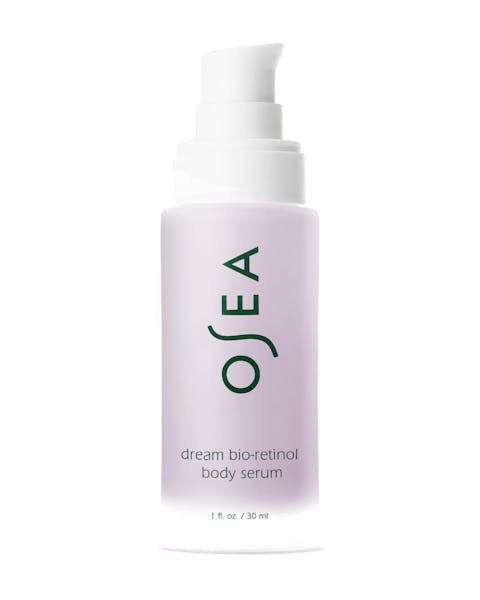 Flacon de sérum corporel OSEA sur fond blanc