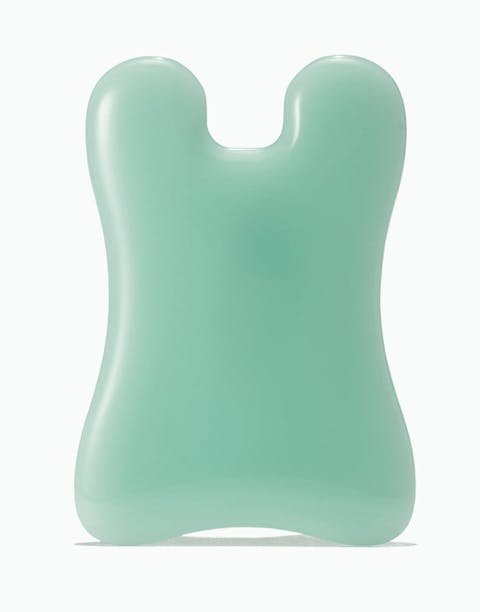 Outil de sculpture du visage OSEA vert menthe (style gua sha) sur fond blanc