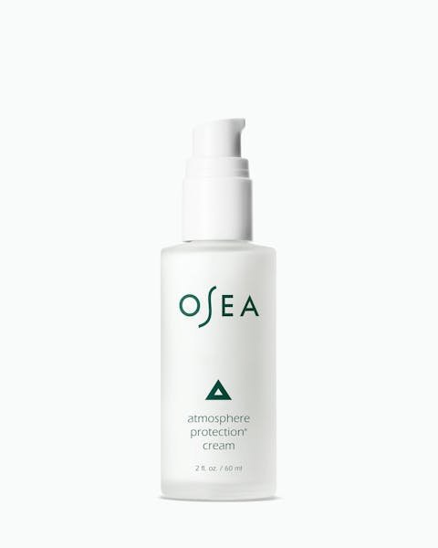 Crème OSEA Atmosphere Protection®, 2 oz, crème hydratante quotidienne en flacon pompe en verre dépoli sur fond blanc