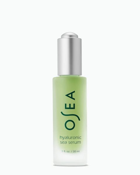 Sérum de mer hyaluronique bouteille de 1 oz sur fond blanc pour l'affichage du commerce électronique